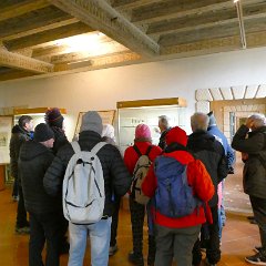 P1180368 La guida presenta i reperti, età del bronzo, celti, romani, longobardi....